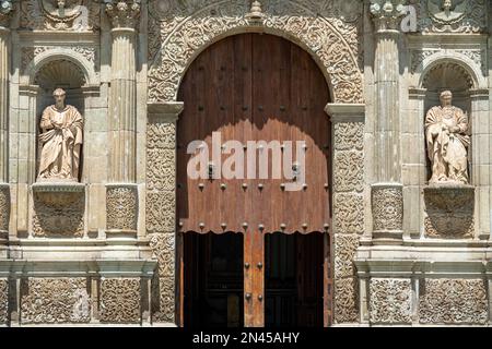 Porte de la cathédrale notre-Dame de l'Assomption ou de la cathédrale métropolitaine dans la ville historique d'Oaxaca, au Mexique. Construit entre 1573 et 1773. Banque D'Images