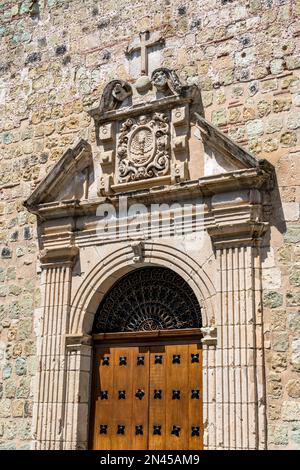 Détail de la sculpture en pierre sur une porte à l'arrière de la cathédrale d'Oaxaca, Oaxaca, Mexique. Un site classé au patrimoine mondial de l'UNESCO. Banque D'Images