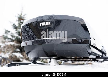 Ternopil, Ukraine - 27 janvier 2023 : coffre de chargement monté sur le toit de Thule sur la voiture. Banque D'Images