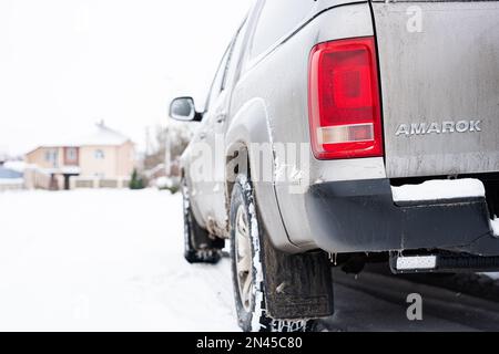 Ternopil, Ukraine - 27 janvier 2023: Dos de Volkswagen gris Amarok V6 TDI en hiver Banque D'Images