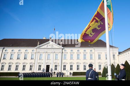 Berlin, Allemagne. 14th janvier 2020. Le drapeau de la République de Sri Lanka vole devant le palais de Bellevue tandis que l'ambassadeur de la République socialiste démocratique de Sri Lanka L. Muthukumarana est accrédité. Aujourd'hui, les accréditations d'ambassadeurs ont lieu par le Président fédéral. Credit: Annette Riedl/dpa/Alay Live News Banque D'Images