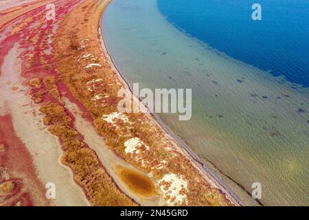 Vue de dessus de l'estuaire et de la rive colorée. Parc national Tuzlovsky estuaires. Ukraine Banque D'Images