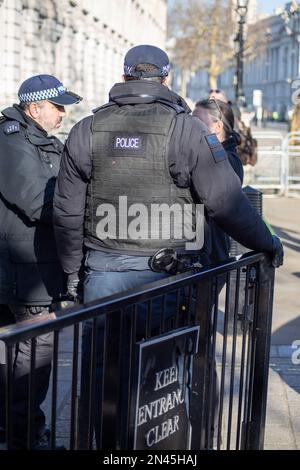 Londres, Royaume-Uni - 8th 2023 février : la police garde Downing Street en tant que président ukrainien Volodymyr Zelensky fait sa première visite au Royaume-Uni depuis l'invasion russe. Crédit : Sinai Noor/Alamy Live News (usage éditorial uniquement) Banque D'Images