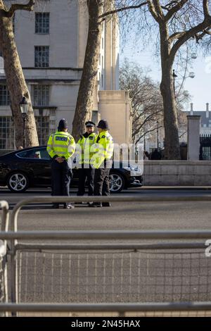 Londres, Royaume-Uni - 8th 2023 février : la police garde Downing Street en tant que président ukrainien Volodymyr Zelensky fait sa première visite au Royaume-Uni depuis l'invasion russe. Crédit : Sinai Noor/Alamy Live News (usage éditorial uniquement) Banque D'Images