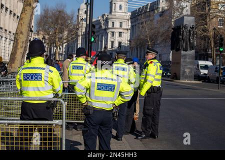 Londres, Royaume-Uni - 8th 2023 février : la police garde Downing Street en tant que président ukrainien Volodymyr Zelensky fait sa première visite au Royaume-Uni depuis l'invasion russe. Crédit : Sinai Noor/Alamy Live News (usage éditorial uniquement) Banque D'Images