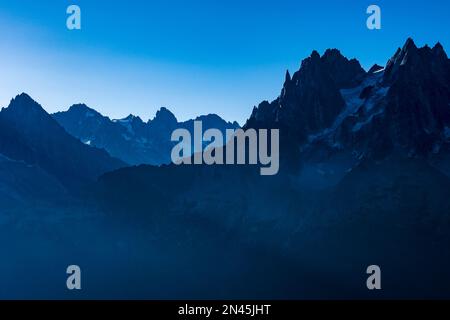 Haut paysage alpin avec montagnes et crêtes de l'Auvergne-Rhône-Alpes, vue du Brevent. Banque D'Images