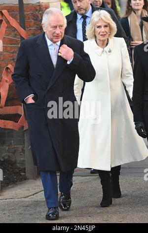 Le roi Charles III et la reine Consort lors d'une visite à Brick Lane, dans l'est de Londres, pour rencontrer des organismes de bienfaisance et des entreprises au cœur de la communauté bangladaise britannique, ainsi que des personnes qui ont participé activement au mouvement anti-racisme des années 1960s et 1970s. Date de la photo: Mercredi 8 février 2023. Banque D'Images