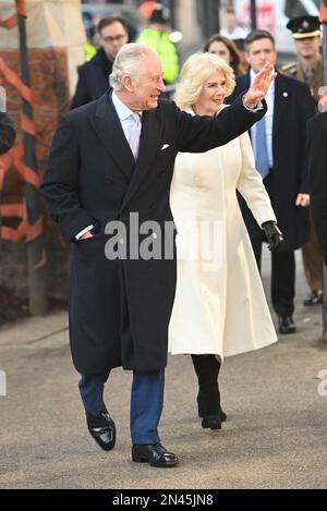 Le roi Charles III et la reine Consort lors d'une visite à Brick Lane, dans l'est de Londres, pour rencontrer des organismes de bienfaisance et des entreprises au cœur de la communauté bangladaise britannique, ainsi que des personnes qui ont participé activement au mouvement anti-racisme des années 1960s et 1970s. Date de la photo: Mercredi 8 février 2023. Banque D'Images