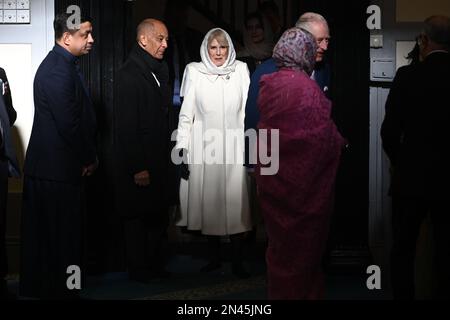 Le roi Charles III et la reine Consort lors d'une visite à Brick Lane, dans l'est de Londres, pour rencontrer des organismes de bienfaisance et des entreprises au cœur de la communauté bangladaise britannique, ainsi que des personnes qui ont participé activement au mouvement anti-racisme des années 1960s et 1970s. Date de la photo: Mercredi 8 février 2023. Banque D'Images