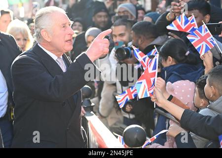 Le roi Charles III et la reine Consort lors d'une visite à Brick Lane, dans l'est de Londres, pour rencontrer des organismes de bienfaisance et des entreprises au cœur de la communauté bangladaise britannique, ainsi que des personnes qui ont participé activement au mouvement anti-racisme des années 1960s et 1970s. Date de la photo: Mercredi 8 février 2023. Banque D'Images