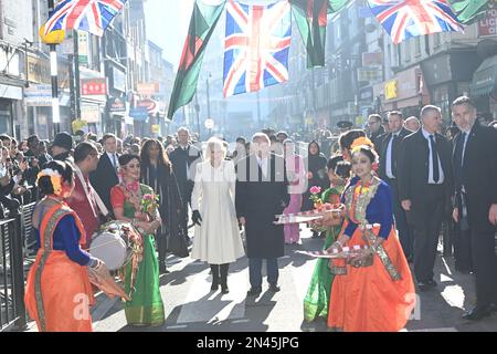 Le roi Charles III et la reine Consort lors d'une visite à Brick Lane, dans l'est de Londres, pour rencontrer des organismes de bienfaisance et des entreprises au cœur de la communauté bangladaise britannique, ainsi que des personnes qui ont participé activement au mouvement anti-racisme des années 1960s et 1970s. Date de la photo: Mercredi 8 février 2023. Banque D'Images