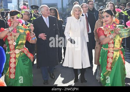 Le roi Charles III et la reine Consort lors d'une visite à Brick Lane, dans l'est de Londres, pour rencontrer des organismes de bienfaisance et des entreprises au cœur de la communauté bangladaise britannique, ainsi que des personnes qui ont participé activement au mouvement anti-racisme des années 1960s et 1970s. Date de la photo: Mercredi 8 février 2023. Banque D'Images