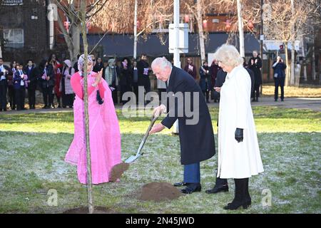 Le roi Charles III et la reine Consort plantent un arbre lors d'une visite à Brick Lane, dans l'est de Londres, pour rencontrer des organismes de bienfaisance et des entreprises au cœur de la communauté bangladaise britannique, ainsi que des individus qui ont participé activement au mouvement antiracisme des 1960s et 1970s. Date de la photo: Mercredi 8 février 2023. Banque D'Images