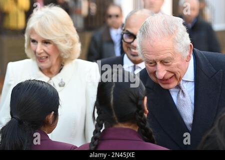 Le roi Charles III et la reine Consort lors d'une visite à Brick Lane, dans l'est de Londres, pour rencontrer des organismes de bienfaisance et des entreprises au cœur de la communauté bangladaise britannique, ainsi que des personnes qui ont participé activement au mouvement anti-racisme des années 1960s et 1970s. Date de la photo: Mercredi 8 février 2023. Banque D'Images