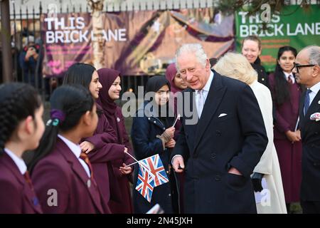 Le roi Charles III et la reine Consort lors d'une visite à Brick Lane, dans l'est de Londres, pour rencontrer des organismes de bienfaisance et des entreprises au cœur de la communauté bangladaise britannique, ainsi que des personnes qui ont participé activement au mouvement anti-racisme des années 1960s et 1970s. Date de la photo: Mercredi 8 février 2023. Banque D'Images