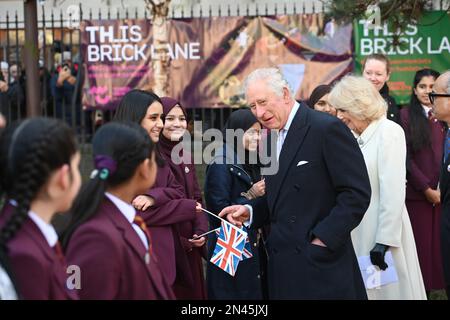 Le roi Charles III et la reine Consort lors d'une visite à Brick Lane, dans l'est de Londres, pour rencontrer des organismes de bienfaisance et des entreprises au cœur de la communauté bangladaise britannique, ainsi que des personnes qui ont participé activement au mouvement anti-racisme des années 1960s et 1970s. Date de la photo: Mercredi 8 février 2023. Banque D'Images