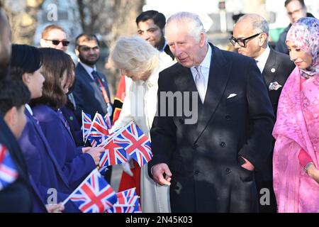 Le roi Charles III et la reine Consort lors d'une visite à Brick Lane, dans l'est de Londres, pour rencontrer des organismes de bienfaisance et des entreprises au cœur de la communauté bangladaise britannique, ainsi que des personnes qui ont participé activement au mouvement anti-racisme des années 1960s et 1970s. Date de la photo: Mercredi 8 février 2023. Banque D'Images