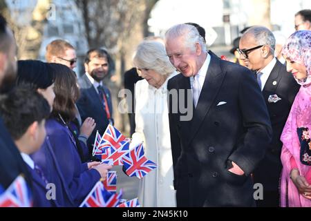 Le roi Charles III et la reine Consort lors d'une visite à Brick Lane, dans l'est de Londres, pour rencontrer des organismes de bienfaisance et des entreprises au cœur de la communauté bangladaise britannique, ainsi que des personnes qui ont participé activement au mouvement anti-racisme des années 1960s et 1970s. Date de la photo: Mercredi 8 février 2023. Banque D'Images