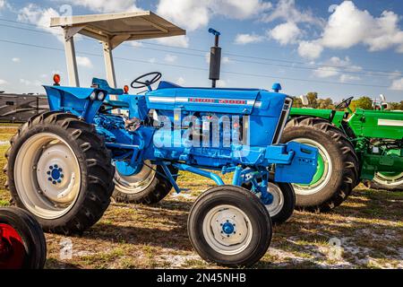 Fort Meade, FL - 22 février 2022 : vue latérale en perspective basse d'un tracteur Ford 5000 Row Crop 1968 lors d'un salon de tracteur local. Banque D'Images