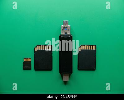 Vue rapprochée en haut des cartes SD et d'une clé USB sur fond vert dans un studio Banque D'Images
