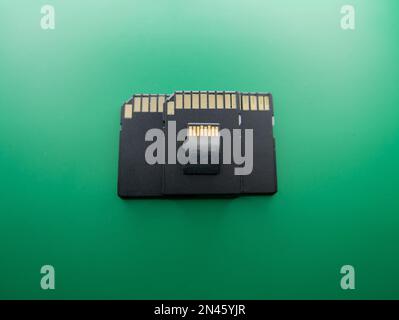 Vue de dessus rapprochée d'une carte SD pour un téléphone et d'autres clés USB sur un arrière-plan isolé Banque D'Images