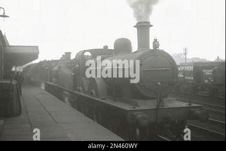 M&GNR 4-4-0 locomotive à vapeur n° 50 de LNER classe D53 à double tête avec un train à la gare de Peterborough (Nord) Banque D'Images