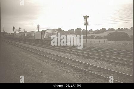 LNER Gresley A4 classe 4-6-2 Pacific Steam train no 2510 'Quicksilver' dans la décoration Garter Blue sur un train express de passagers vers 1939 Banque D'Images