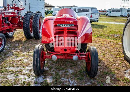 Fort Meade, FL - 22 février 2022 : vue de face d'un tracteur 1946 Farmall McCormick Deering 0-4 Orchard lors d'une exposition locale de tracteurs. Banque D'Images