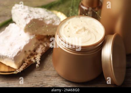 Produits cosmétiques pour les cheveux sur table en bois, gros plan Banque D'Images