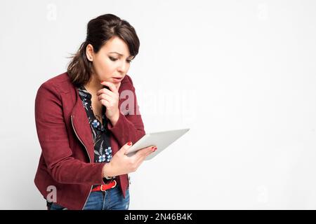 Image d'une femme hispanique, employée d'une entreprise tenant une tablette numérique, debout sur fond blanc Banque D'Images
