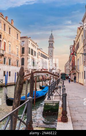 Canal typique et façades puis clocher qui penche au fond de Venise en Vénétie, Italie Banque D'Images