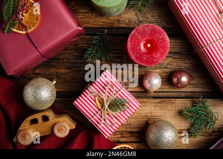 Composition de pose à plat avec boîtes-cadeaux joliment emballées sur une table en bois Banque D'Images