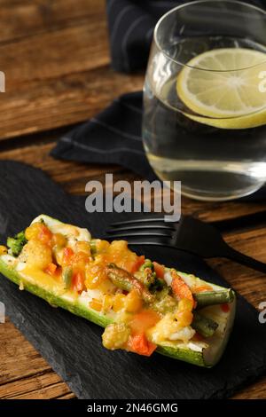 Courgettes farcies au four servies sur une table en bois, en gros plan Banque D'Images