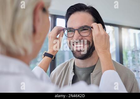 Optométriste, lunettes et homme avec le sourire en magasin pour la vision, la vue et les cadres optiques. Visage de client heureux, lunettes et verres de prescription pour Banque D'Images