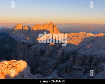 Alpenglow au lever du soleil sur les groupes de montagnes Sassolungo et Sella. Les Dolomites. Alpes italiennes. Europe. Banque D'Images