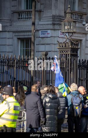 Londres, Royaume-Uni - 8 février 2023 : foule attendant de voir le président Volodymyr Zelensky à son entrée dans Downing Street. Aujourd’hui, le président Volodymyr Zelensky a effectué sa première visite au Royaume-Uni depuis l’invasion russe. Credit: Sinai Noor/Alay Live News Banque D'Images