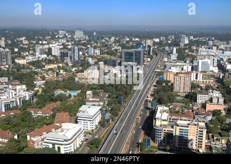 Nairobi, Kenya. 6th févr. 2023. Les véhicules sont utilisés sur la Nairobi Expressway à Nairobi, Kenya, le 6 février 2023. La Nairobi Expressway de 27,1 km, construite par une entreprise chinoise dans le cadre d'un modèle de partenariat public-privé, a honoré mardi dix millions d'automobilistes qui l'ont utilisée depuis son lancement officiel en juillet 2022. Credit: Han Xu/Xinhua/Alay Live News Banque D'Images