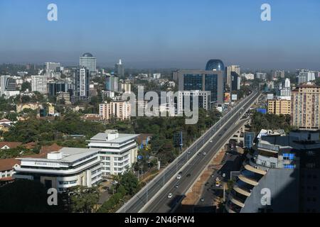 Nairobi, Kenya. 6th févr. 2023. Les véhicules sont utilisés sur la Nairobi Expressway à Nairobi, Kenya, le 6 février 2023. La Nairobi Expressway de 27,1 km, construite par une entreprise chinoise dans le cadre d'un modèle de partenariat public-privé, a honoré mardi dix millions d'automobilistes qui l'ont utilisée depuis son lancement officiel en juillet 2022. Credit: Han Xu/Xinhua/Alay Live News Banque D'Images
