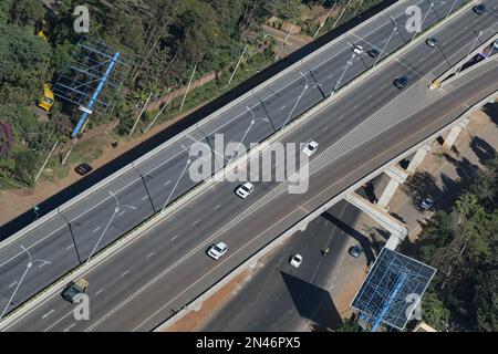 Nairobi, Kenya. 6th févr. 2023. Les véhicules sont utilisés sur la Nairobi Expressway à Nairobi, Kenya, le 6 février 2023. La Nairobi Expressway de 27,1 km, construite par une entreprise chinoise dans le cadre d'un modèle de partenariat public-privé, a honoré mardi dix millions d'automobilistes qui l'ont utilisée depuis son lancement officiel en juillet 2022. Credit: Han Xu/Xinhua/Alay Live News Banque D'Images