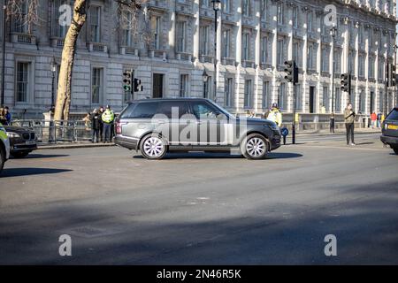 Londres, Royaume-Uni - 8 février 2023 : voitures transportant le président Volodymyr Zelensky lors de sa première visite au Royaume-Uni depuis l'invasion russe. Credit: Sinai Noor/Alay Live News Banque D'Images