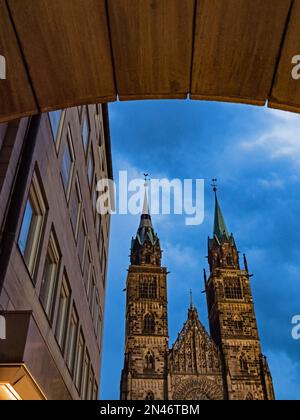 Image extérieure de St. Église de Lorenz dans la vieille ville de Nuremberg vue par l'arche d'un bâtiment, Allemagne Banque D'Images