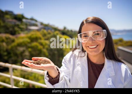 agronome agronome de l'agronome du sol regardant des échantillons de sol et de l'herbe dans un champ au printemps. regarder la croissance des plantes et du sol Banque D'Images