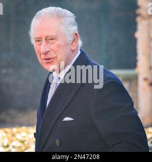 Londres, Royaume-Uni. 08th févr. 2023. Leurs Majestés le Roi Charles et Camilla, la reine Consort, au parc Altab Ali à Whitechapel, est de Londres. Ils rencontrent des membres de la communauté qui ont participé au mouvement anti-racisme des 60s et 70s, parlent à des jeunes au monument de Shaheed Minar et plantent ensemble un arbre d'Elm de Dodoens pour commémorer Altab Ali. Credit: Imagetraceur/Alamy Live News Banque D'Images