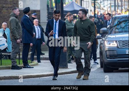 ROYAUME-UNI. 08th févr. 2023. Le président ukrainien Volodymyr Zelensky devant le 10 Downing Street, Londres, Royaume-Uni, à propos de 8 février 2023 avant une rencontre bilatérale avec le Premier ministre Rishi Sunak lors de sa première visite au Royaume-Uni depuis l’invasion de l’Ukraine par la Russie. :Claire Doherty/Sipa USA crédit: SIPA USA/Alay Live News Banque D'Images