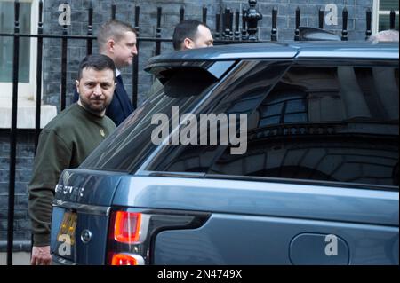 ROYAUME-UNI. 08th févr. 2023. Le président ukrainien Volodymyr Zelensky devant le 10 Downing Street, Londres, Royaume-Uni, à propos de 8 février 2023 avant une rencontre bilatérale avec le Premier ministre Rishi Sunak lors de sa première visite au Royaume-Uni depuis l’invasion de l’Ukraine par la Russie. :Claire Doherty/Sipa USA crédit: SIPA USA/Alay Live News Banque D'Images