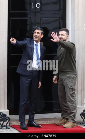 Londres, Royaume-Uni. 08th févr. 2023. Le Premier ministre britannique Rishi Sunak salue mercredi le président ukrainien Volodymyr Zelensky au numéro 10 Downing St à Londres, 08 février 2023. M. Zelensky est au Royaume-Uni pour un jour pour parler au Parlement et rencontrer les troupes ukrainiennes qui sont formées au Royaume-Uni. Photo de Hugo Philpott/UPI crédit: UPI/Alay Live News Banque D'Images