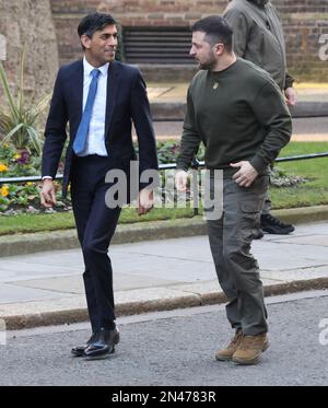 Londres, Royaume-Uni. 08th févr. 2023. Le Premier ministre britannique Rishi Sunak salue mercredi le président ukrainien Volodymyr Zelensky au numéro 10 Downing St à Londres, 08 février 2023. M. Zelensky est au Royaume-Uni pour un jour pour parler au Parlement et rencontrer les troupes ukrainiennes qui sont formées au Royaume-Uni. Photo de Hugo Philpott/UPI crédit: UPI/Alay Live News Banque D'Images