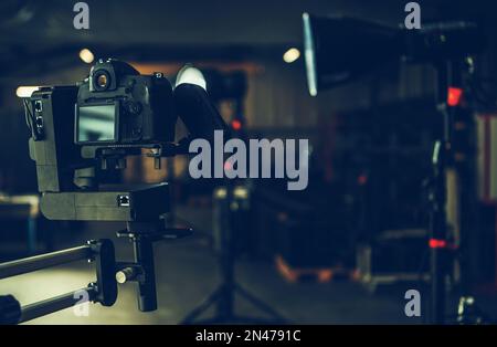 Caméra vidéo numérique connectée au bras de suspension automatique dans un studio. Eclairage de film professionnel en arrière-plan Banque D'Images