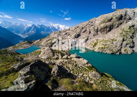 Vue aérienne du Lac blanc, les sommets du massif du Mont blanc au loin. Banque D'Images