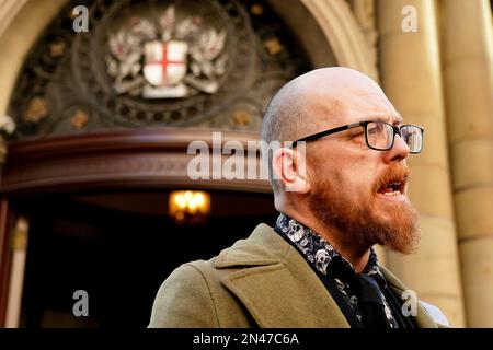 Simon Bramwell, activiste du climat, parle aux médias en dehors du tribunal des magistrats de la ville de Londres, Où cinq manifestants Just Stop Oil sont accusés de dommages criminels d'une valeur de £180 après avoir collé leurs mains sur le cadre d'un exemplaire de la Cène de Léonard de Vinci à l'Académie royale d'Art de Londres sur 5 juillet. Date de la photo: Mercredi 8 février 2023. Banque D'Images